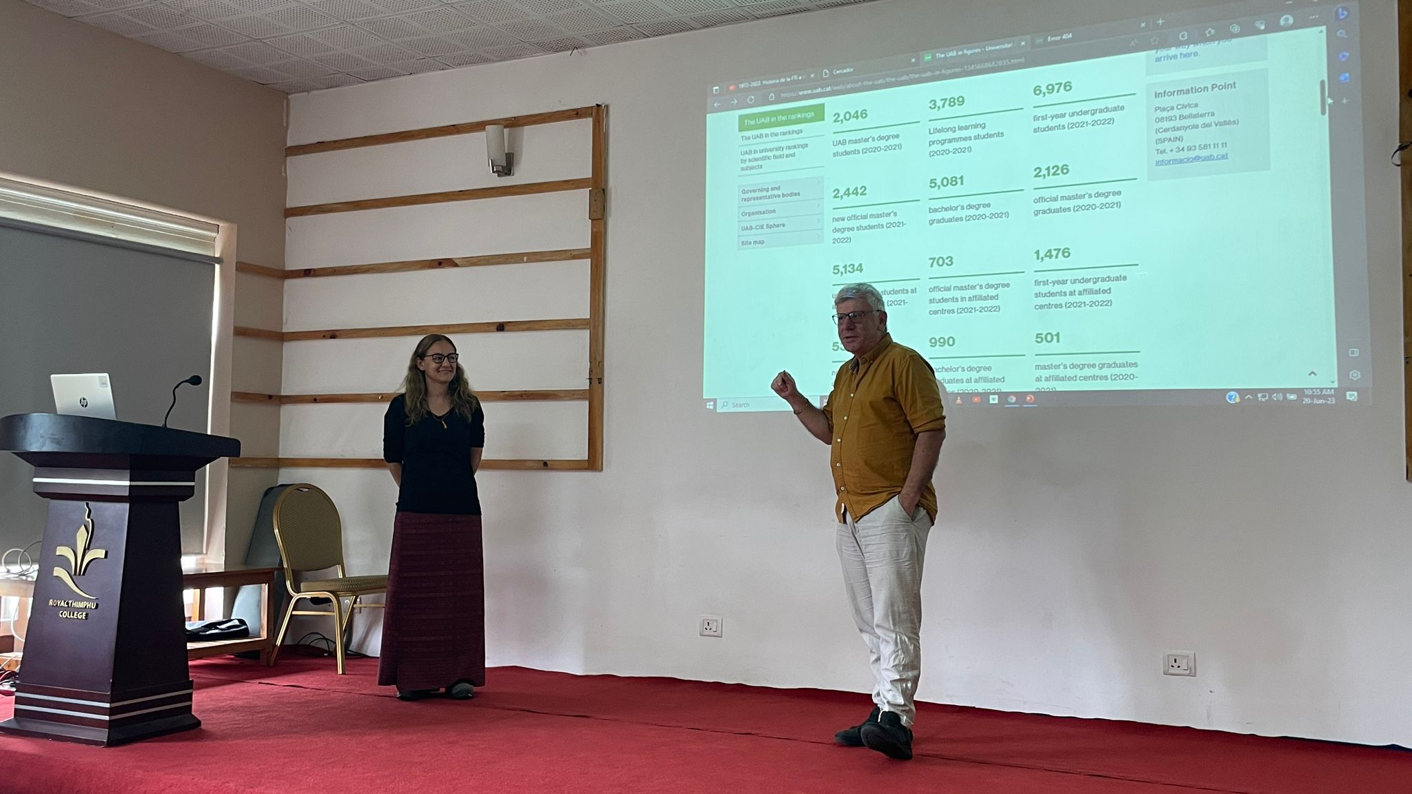 Francesc Serra fent una conferència a Bhutan